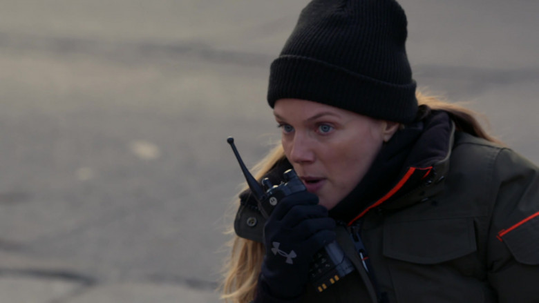 Under Armour Gloves in Chicago P.D. S11E08 "On Paper" (2024) - 490543