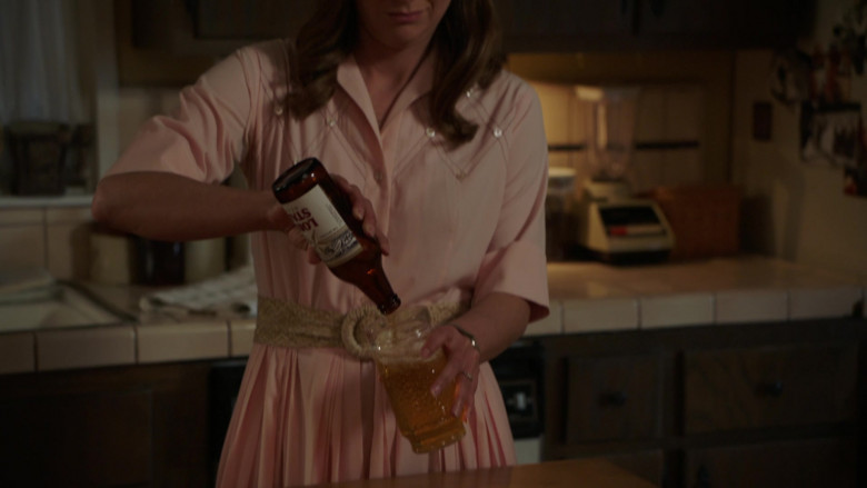Lone Star Beer in Young Sheldon S07E04 "Ants on a Log and a Cheating Winker" (2024) - 480323