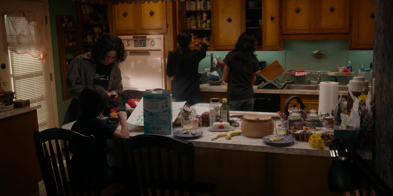 Three Wishes Cereal and UCC Coffee Can in The Cleaning Lady S03E06 "El Reloj" (2024) - 498214