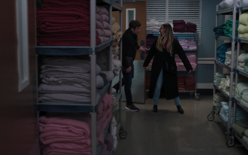 #100 – ProductPlacementBlog.com – Grey's Anatomy Season 20 Episode 5 – Product Placement Tracking (Timecode – 00h 01m 39s)