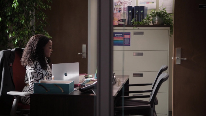 Apple MacBook Laptop in Abbott Elementary S03E09 "Alex" (2024) - 498373