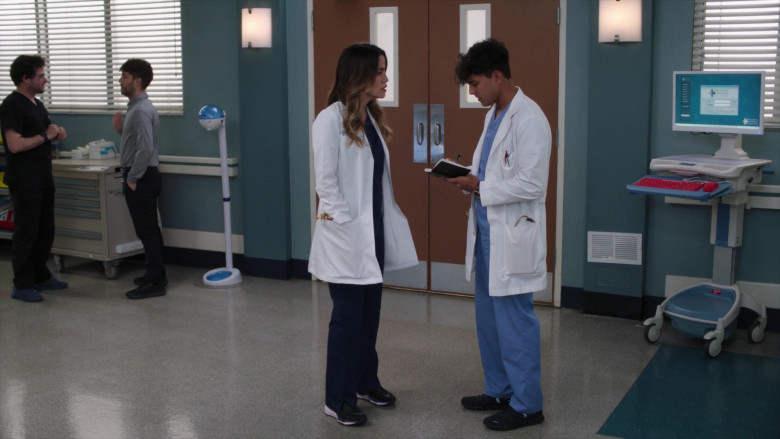 ON Sneakers in Grey's Anatomy S20E04 "Baby Can I Hold You" (2024) - 496482