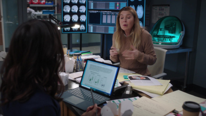 Microsoft Surface Laptop and Windows 11 OS in Grey's Anatomy S20E05 "Never Felt So Alone" (2024) - 499435