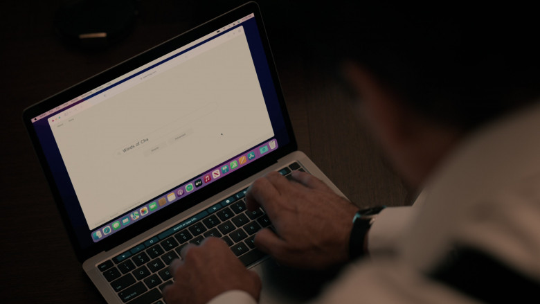Apple MacBook Laptop in Sugar S01E04 "Starry-Eyed" (2024) - 502298