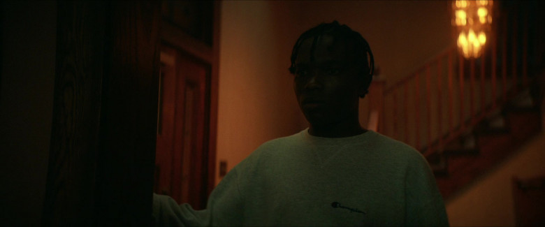 Champion Sweatshirt in Them S02E02 "The Devil Himself Visited This Place" (2024) - 505814