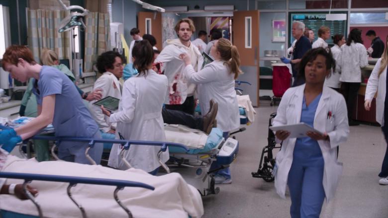Microsoft Surface Tablets in Grey's Anatomy S20E05 "Never Felt So Alone" (2024) - 499441