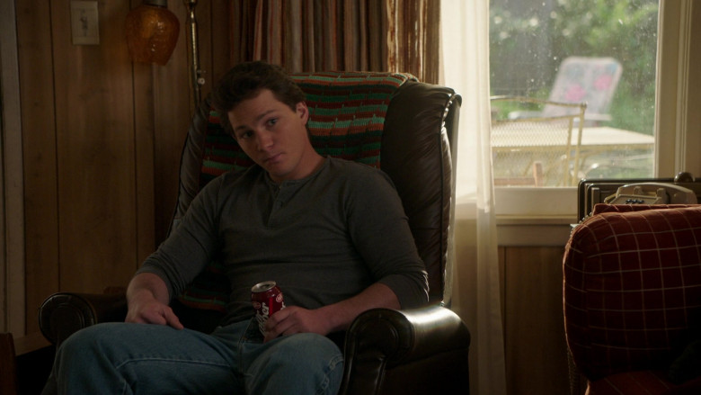 Dr Pepper Soda in Young Sheldon S07E08 "An Ankle Monitor and a Big Plastic Crap House" (2024) - 502326