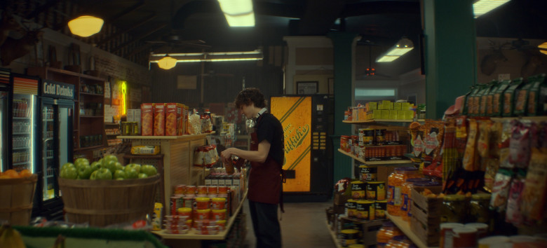 Cheez-It Crackers, Pringles Chips, Chock full o'Nuts Coffee in The Big Door Prize S02E01 "The Next Stage" (2024) - 503650