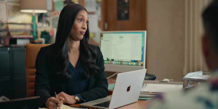 Apple MacBook Laptop In Loot S02E02 