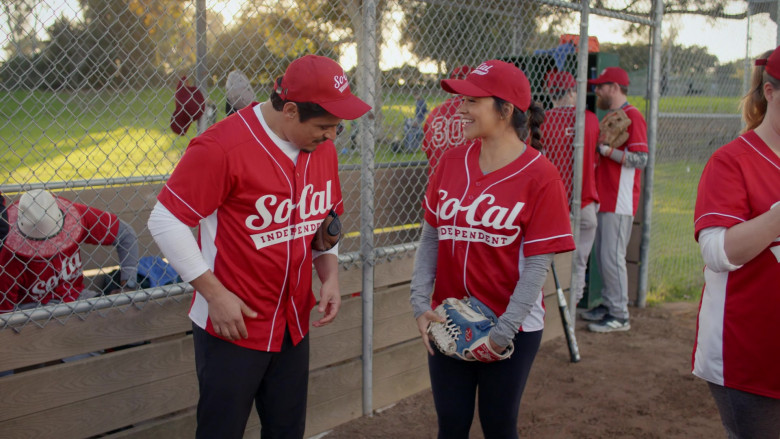 Rawlings Baseball Gloves in Not Dead Yet S02E07 "Not in the Game Yet" (2024) - 498512