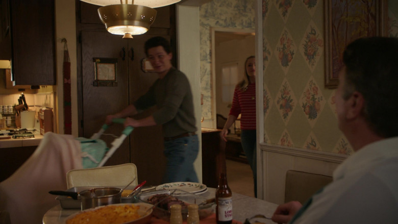 Lone Star Beer in Young Sheldon S07E06 "Baptists, Catholics and an Attempted Drowning" (2024) - 496757