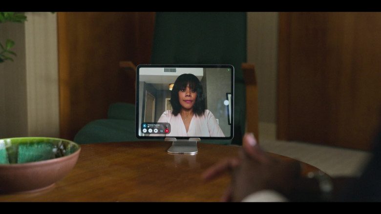 Apple iPad and FaceTime App in The Girls on the Bus S01E07 "She Was Against It, Before She Was For It" (2024) - 501283