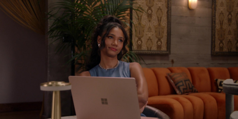 Microsoft Surface Laptops in All American S06E04 "Black Out" (2024) - 502902