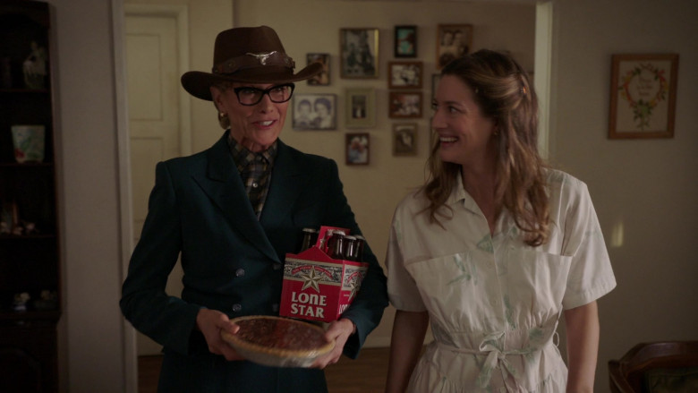 Lone Star Beer in Young Sheldon S07E09 "A Fancy Article and a Scholarship for a Baby" (2024) - 505659