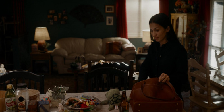 Field Day Organic Organic Extra Virgin Olive Oil in The Cleaning Lady S03E06 "El Reloj" (2024) - 498173
