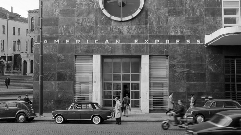 American Express in Ripley S01E04 "IV La Dolce Vita" (2024) - 495355