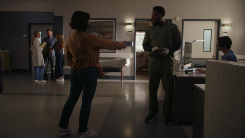 Nike Sneakers in 9-1-1 S07E07 "Ghost of a Second Chance" (2024) - 512192