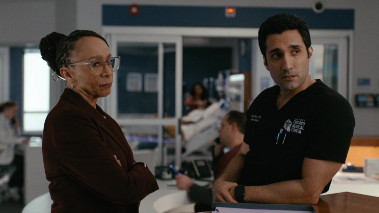 Apple Watches in Chicago Med S09E10 "You Just Might Find You Get What You Need" (2024) - 509381