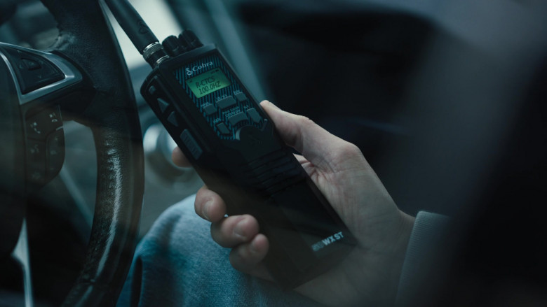 Cobra HH 50 WX ST Handheld Recreational CB Radio in FBI: Most Wanted S05E09 "Radio Silence" (2024) - 514152