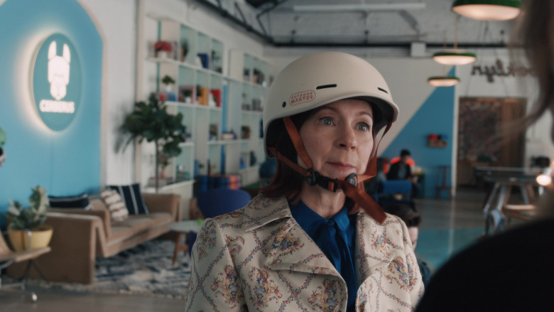 Outdoor Master Helmet in Elsbeth S01E08 "Artificial Genius" (2024) - 512541