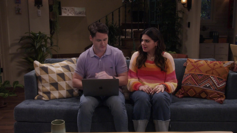 Apple MacBook Laptop in Lopez vs Lopez S02E09 "Lopez vs Confessions" (2024) - 510158