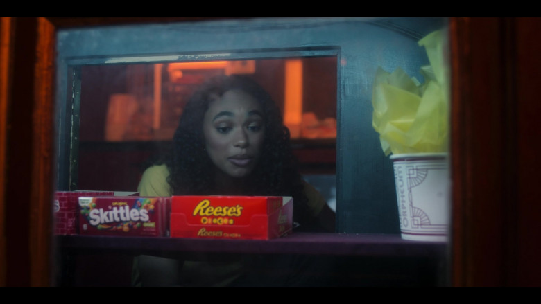 Skittles and Reese's Pieces in Pretty Little Liars: Original Sin S02E01 "Chapter One: Spirit Week" (2024) - 513827