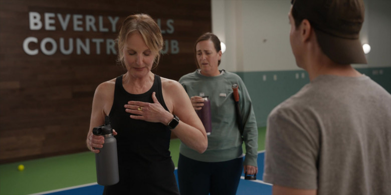 Apple Watch in Hacks S03E04 "Join The Club" (2024) - 513260