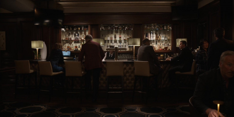 Suntory, Clase Azul Tequila, Don Julio, Knob Creek Bourbon Whiskey in Hacks S03E06 "Par for the Course" (2024) - 517937