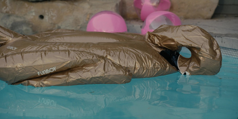 Funboy Metallic Gold Giant Swan Pool Float in Hacks S03E08 "Yes, And" (2024) - 522034