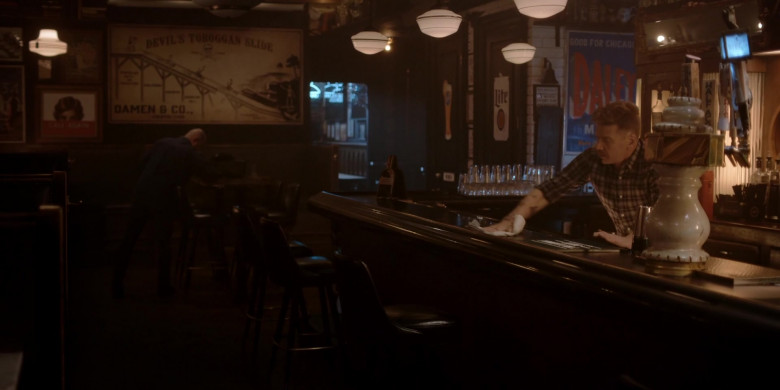 Miller Lite Sign in Dark Matter S01E02 "Trip of a Lifetime" (2024) - 511860