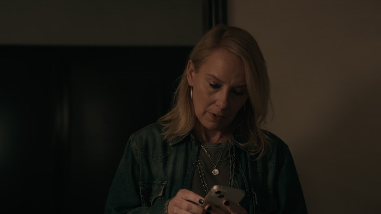 Apple iPhone Smartphone in Sugar S01E08 "Farewell" (2024) - 518957