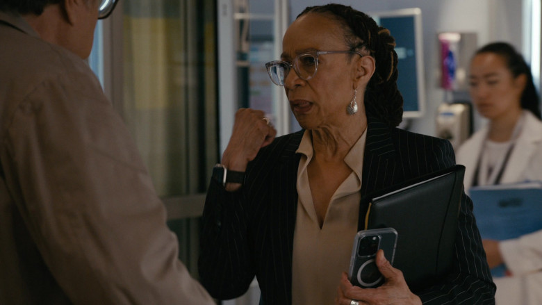 Apple iPhone Smartphone in Chicago Med S09E12 "Get By With a Little Help From My Friends" (2024) - 517372