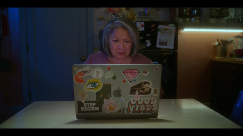 Apple MacBook Laptop in Pretty Little Liars: Original Sin S02E05 "Chapter Fifteen: Friday the 13th" (2024) - 524791