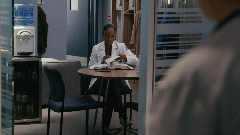 Hint Water in Chicago Med S09E12 "Get By With a Little Help From My Friends" (2024) - 517379