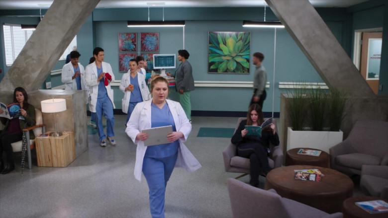 Microsoft Surface Tablets in Grey's Anatomy S20E08 "Blood, Sweat and Tears" (2024) - 517538