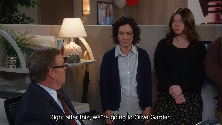 Olive Garden in The Conners S06E12 "Flying, Applying and Rassling Gators" (2024) - 519187