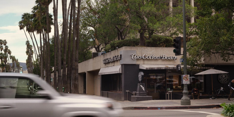 The Coffee Bean & Tea Leaf in Hacks S03E09 "Bulletproof" (2024) - 524579