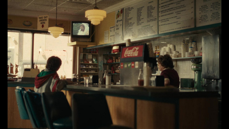 Pepsi Cans and Coca-Cola Fountain Machine, Torani Syrups in Eric S01E06 (2024) - 524345