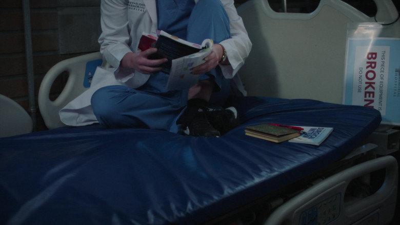 Nike Sneakers in Grey's Anatomy S20E08 "Blood, Sweat and Tears" (2024) - 517590