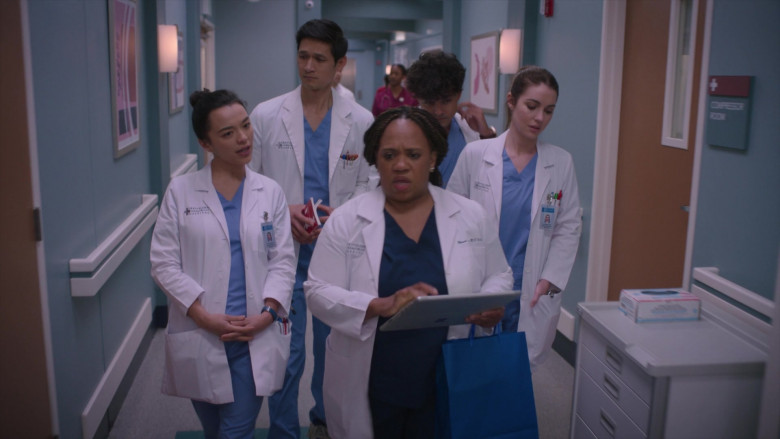 Microsoft Surface Tablets in Grey's Anatomy S20E07 "She Used to Be Mine" (2024) - 512605