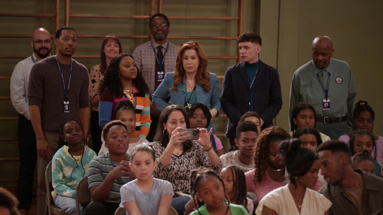 Apple iPhone Smartphone in Abbott Elementary S03E14 "Party" (2024) - 521641