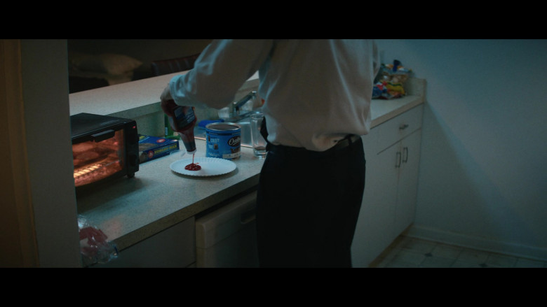 Hungry-Man and Ovaltine in A Man in Full S01E01 "Saddlebags" (2024) - 508377