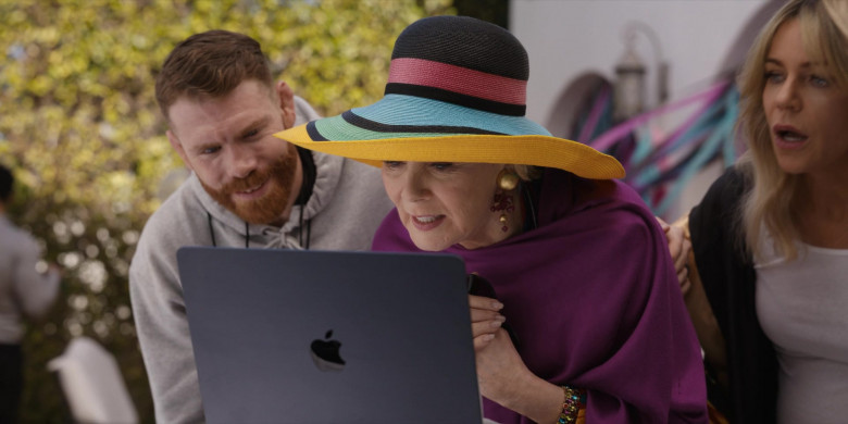 Apple MacBook Laptop in Hacks S03E06 "Par for the Course" (2024) - 517802