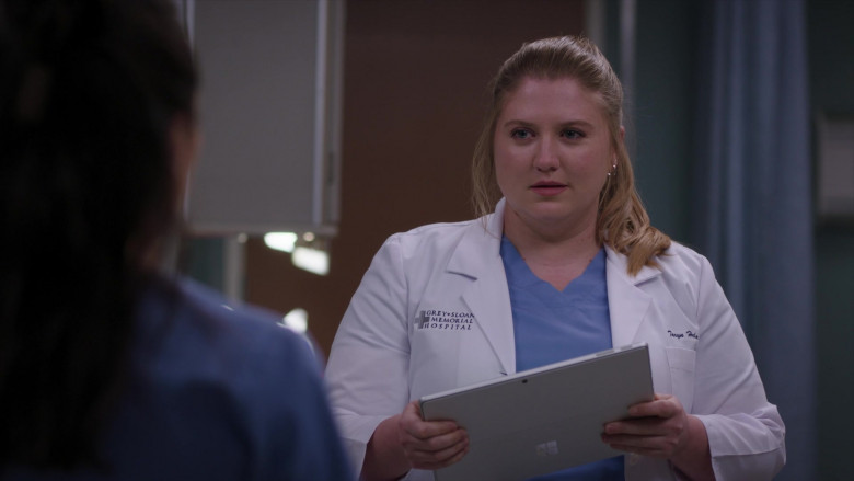 Microsoft Surface Tablets in Grey's Anatomy S20E09 "I Carry Your Heart" (2024) - 523043