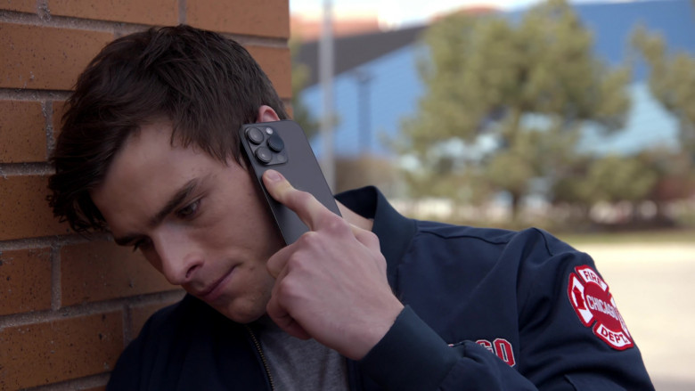 Apple iPhone Smartphone in Chicago Fire S12E10 "The Wrong Guy" (2024) - 509300
