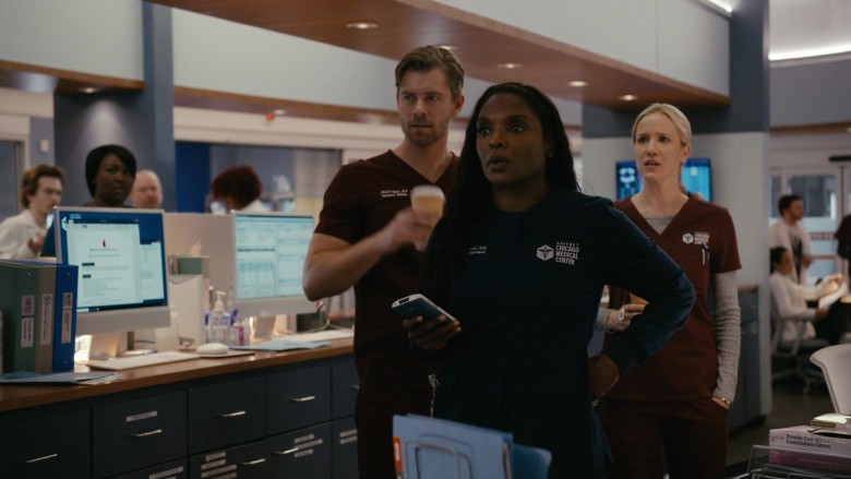 Apple iMac Computers in Chicago Med S09E13 "I Think I Know You, but Do I Really?" (2024) - 521771