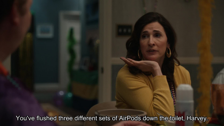 Apple AirPods in Dinner with the Parents S01E09 "Eureka" (2024) - 514674