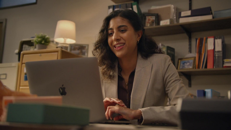 Apple MacBook Laptop in Animal Control S02E09 "Beagles and Lemurs" (2024) - 512253