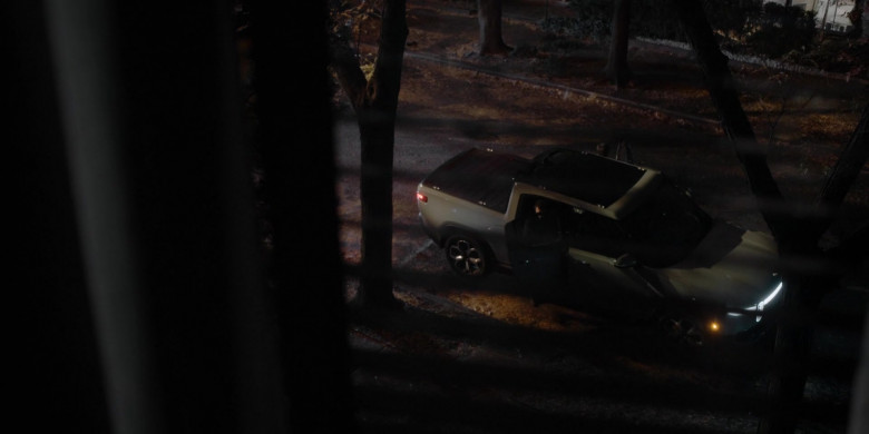 Rivian R1T All-Electric Pickup Truck in Dark Matter S01E01 "Are You Happy in Your Life?" (2024) - 511699