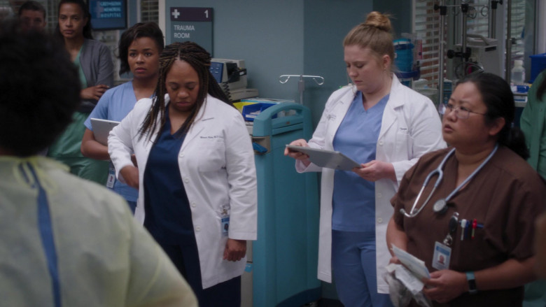 Microsoft Surface Tablets in Grey's Anatomy S20E10 "Burn It Down" (2024) - 525655